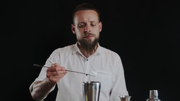 Barman Stopt Suikerpoeder Shaker Tijdens Het Bereiden Van Alcoholische Cocktail — Stockvideo