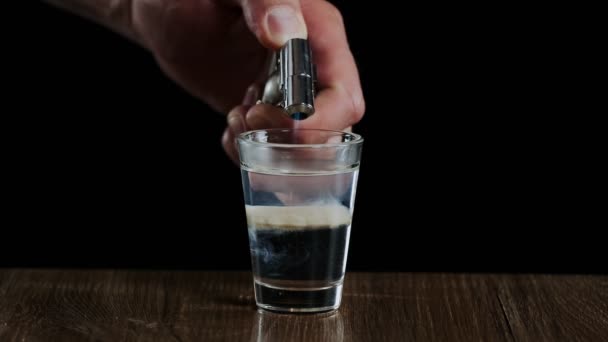 Camarero Fuego Cóctel Alcohólico Con Sambuca Crema Irlandesa — Vídeo de stock