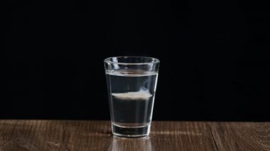 Barmen, Sambuca ve İrlanda kremalı alkollü bir kokteyli ateşe veriyor.