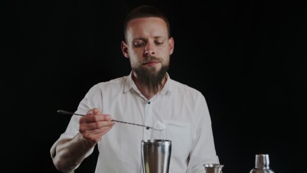 Barman Umieszczenie Cukru Proszku Shakera Podczas Przygotowywania Koktajlu Alkoholowego — Wideo stockowe