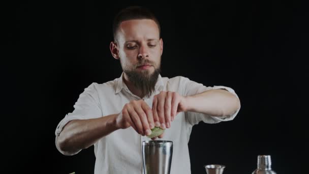 Herstellung Von Alkoholischen Cocktails Der Barkeeper Wirft Geschnittene Limette Auf — Stockvideo