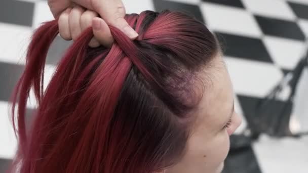Profesyonel Kuaför Kırmızı Renkli Kadın Saçlarına Örgü Örüyor — Stok video