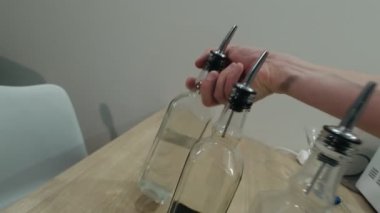 Barmen jigger 'a likör döker. Yavaş çekim