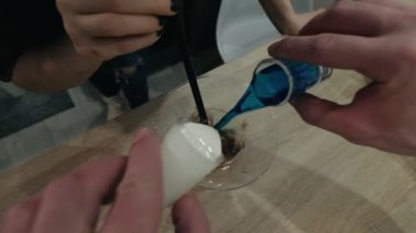 İçki içen genç bir kadın. Uzaklaş, yavaş çekim