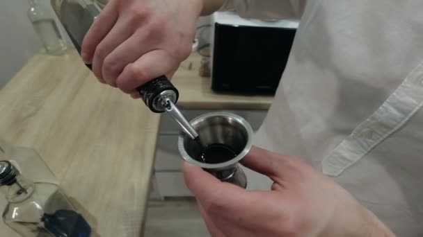 Barmen Jigger Kahve Likörü Döker Barın Üzerine Cam Şişe Koyar — Stok video