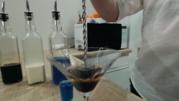 Barman Maakt Alcoholische Cocktails Likeur Stroomt Een Lange Cocktaillepel — Stockvideo