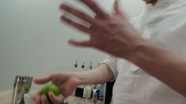 Hombre Hace Malabares Con Limas Verdes Cocina Cámara Lenta Cerca — Vídeos de Stock