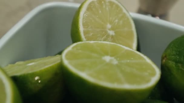 Alkollü Kokteyl Yapıyorum Masada Dilimlenmiş Yeşil Limon — Stok video