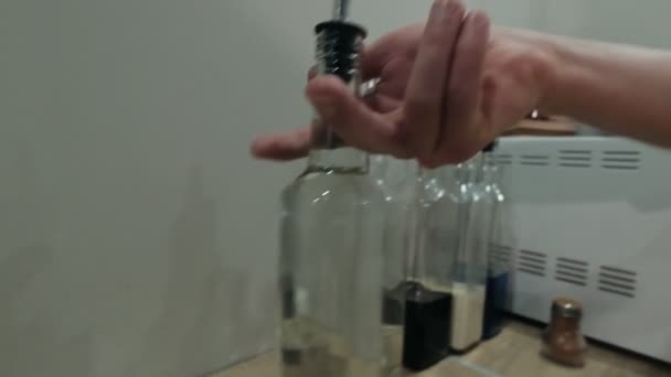 Bartendern Häller Vodka Skakapparaten Långsamma Rörelser — Stockvideo