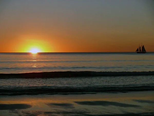 Batı Avustralya 'da Cable Beach' te gün batımı