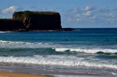 Yeni Güney Galler 'in güney kıyısındaki Kiama yakınlarındaki Bombo Plajı' nda sörf.
