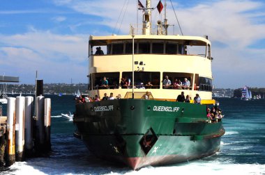 Feribot Sidney Limanı, Avustralya 'daki Manly Wharf' a yanaşıyor.