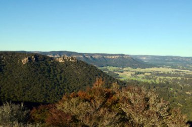 Lithgow, Avustralya yakınlarındaki Haşsan Duvarı 'nın kırsal manzarası.