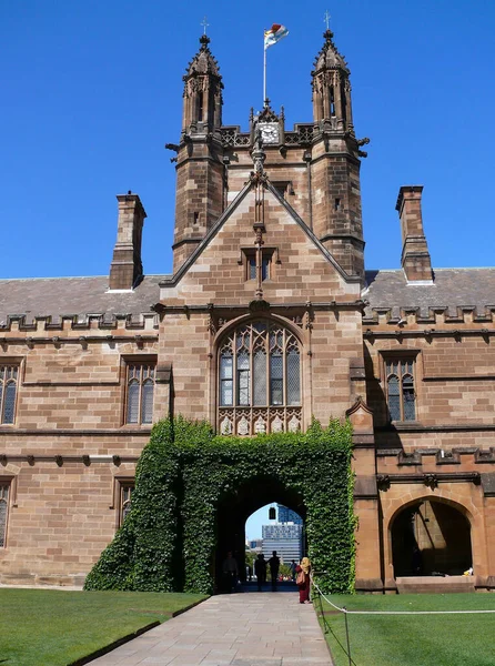 Sydney Üniversitesi 'nin Dörtgen girişinin manzarası.