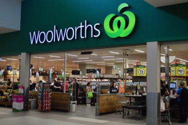Penrith 'in batısındaki Southlands' taki Woolworth süpermarketinin girişi. Şubat 2024.