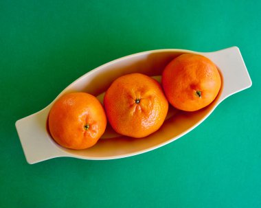 Masanın üzerinde olgunlaşmış mandalina.