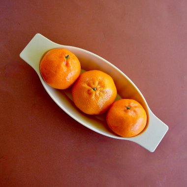 Masanın üzerinde olgunlaşmış mandalina.