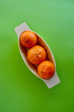 Masanın üzerinde olgunlaşmış mandalina.