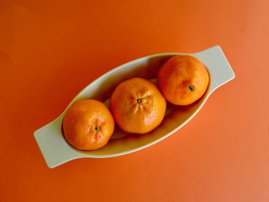 Masanın üzerinde olgunlaşmış mandalina.