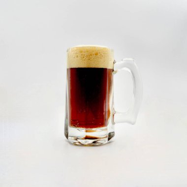 Beyaz arka planda izole edilmiş yarım litre yakut birası..