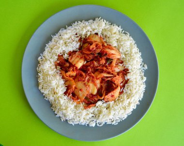 Tabakta uzun tahıllı pirinç ile Kim Chi.