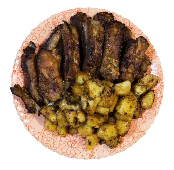 ピンクのプレートの上に焼き豚カルビとジャガイモの料理は 白い背景にあります — ストック写真