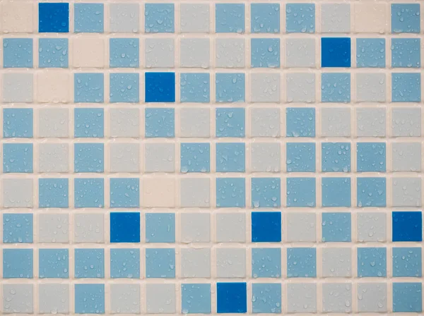 Una Pared Azulejos Pequeños Azules Azules Blancos Con Gotitas Agua — Foto de Stock