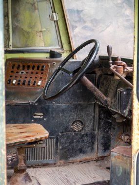 Eski bir okul otobüsünün şoför koltuğunun görüntüsü