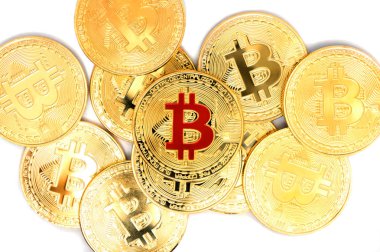 Beyaz arka plan üzerinde Bitcoin cryptocurrency altın paralar