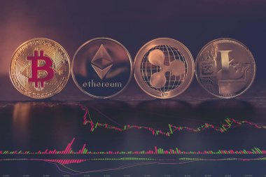 Bitcoin, Ethereum, dalgalanma ve Litecoin - Cryptocurrency ahşap masa üzerinde hisse senedi grafikleri ile madeni paralar