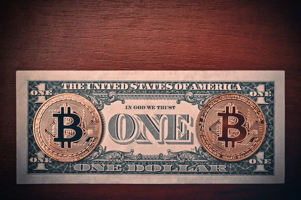 Dolarul American Bill Usd Fiat Două Monede Bitcoin Criptocurrency Btc fotografii de stoc fără drepturi de autor