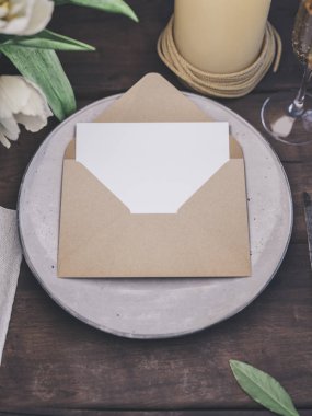 Şık düğün davetiye zarf. Yer kartı mockup.