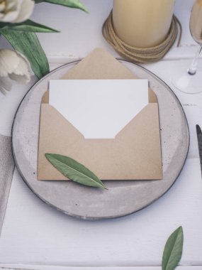 Şık düğün davetiye zarf. Yer kartı mockup.