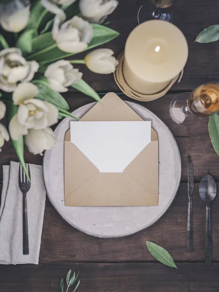 エレガントな結婚式の招待状と封筒。場所カード モックアップ. — ストック写真