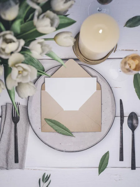 Sobres con una elegante invitación de boda. Lugar tarjeta mockup . — Foto de Stock