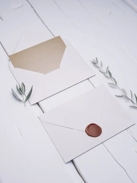 Envelope com um convite de casamento elegante. Coloque o maquete de cartão . — Fotografia de Stock
