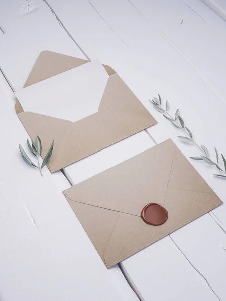 Envelope com um convite de casamento elegante. Coloque o maquete de cartão . — Fotografia de Stock