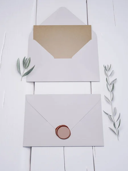 Şık düğün davetiye zarf. Yer kartı mockup. — Stok fotoğraf