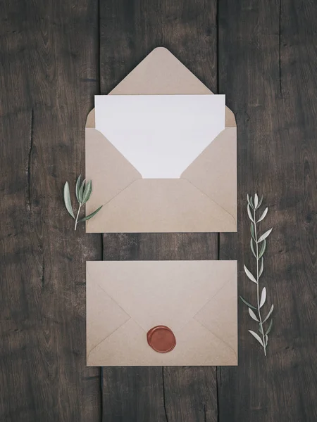 Envelope com um convite de casamento elegante. Coloque o maquete de cartão . — Fotografia de Stock