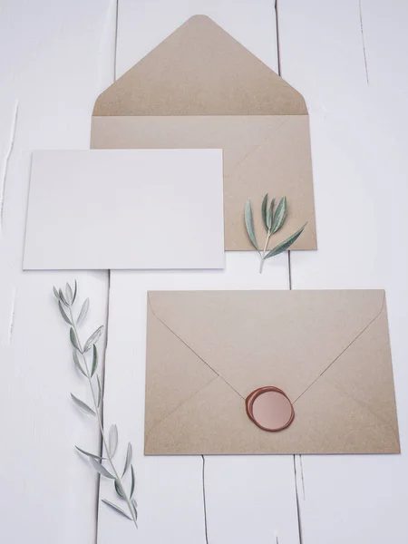 Sobres con una elegante invitación de boda. Lugar tarjeta mockup . — Foto de Stock