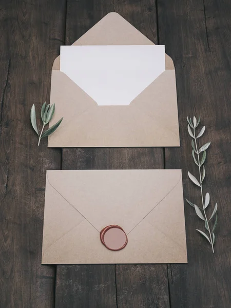 Envelope with an elegant wedding invitation. Place card mockup. — Stock Photo, Image