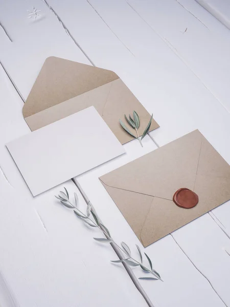 Envelope with an elegant wedding invitation. Place card mockup. — Stock Photo, Image