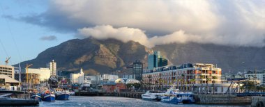 Cape Town, Güney Afrika Cumhuriyeti - 10 Nisan 2018 tarihinde Güney Afrika Cumhuriyeti 'nin Cape Town kentinde Tablo Dağı' nın arka planına karşı şehir manzarası.