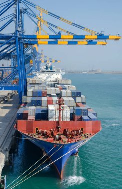 Mundra, Hindistan - 31 Aralık 2017 tarihinde Mundra, Hindistan 'da bulunan konteyner gemisi.