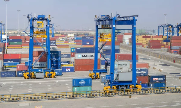 MUNDRA, Hindistan - Şubat 04: Konteyner terminali Mundra bağlantı noktası üzerinde 04 Şubat 2018 Mundra, Hindistan.
