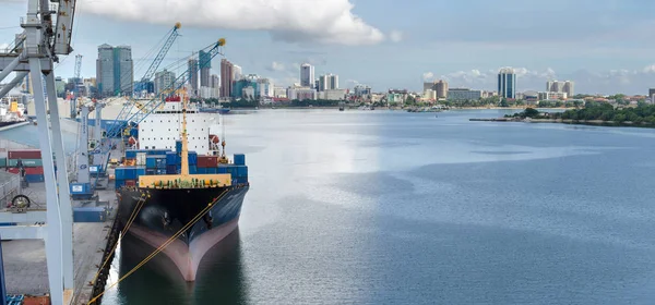 Dar es Salaam, Tanzanya - 21 Şubat: konteyner terminali ve şehir peyzaj içinde bağlantı noktası, Dar es Salaam 21 Şubat 2018 üzerinde Dar es Salaam, Tanzanya.