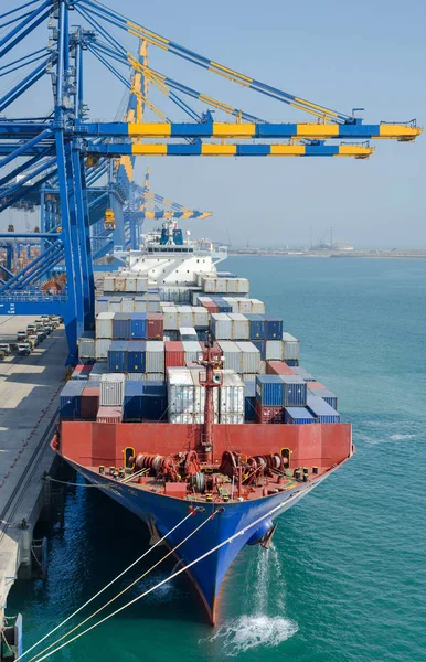 Mundra, Hindistan - 31 Aralık 2017 tarihinde Mundra, Hindistan 'da bulunan konteyner gemisi.