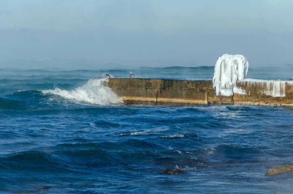 冬天的黑海波浪 — 图库照片
