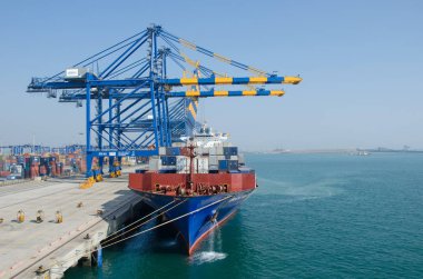 Mundra, Hindistan - 31 Aralık 2017 tarihinde Mundra, Hindistan 'da bulunan konteyner gemisi.