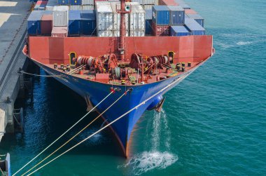 MUNDRA, Hindistan - 31 Aralık: Gizli konteyner gemi içinde bağlantı noktası Mundra üzerinde 31 Aralık 2017 Mundra, Hindistan.